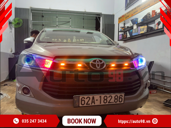 kỹ thuật viên AUTO98.VN lắp đặt đèn cho xe Inova